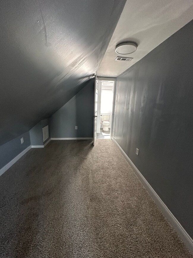 Building Photo - 3 bed 2 bath house on North Side! All electric, Central Air, laundry included, big yard