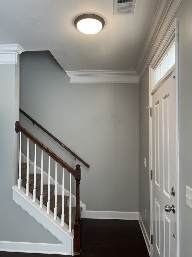 Building Photo - "Charming 2-Bed Townhouse Retreat with 2.5...