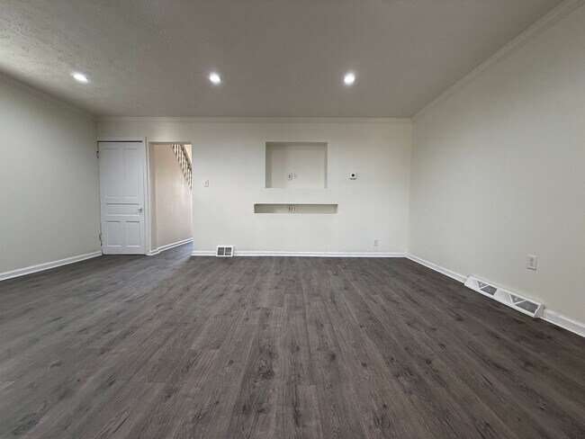 Building Photo - Updated 4BR / 2 Bath Home with off-street parking!