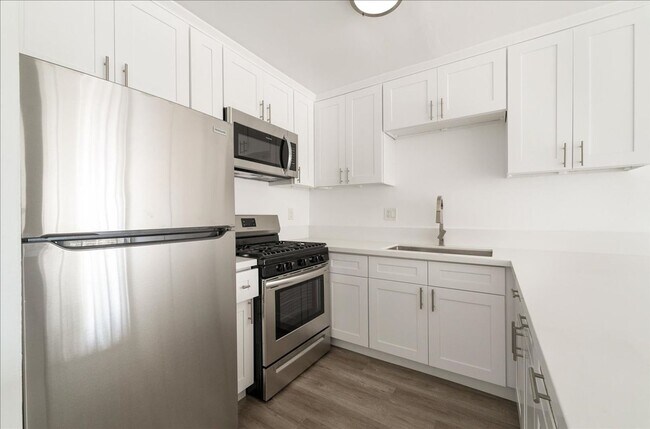 Building Photo - 1401 Mitchell Pl