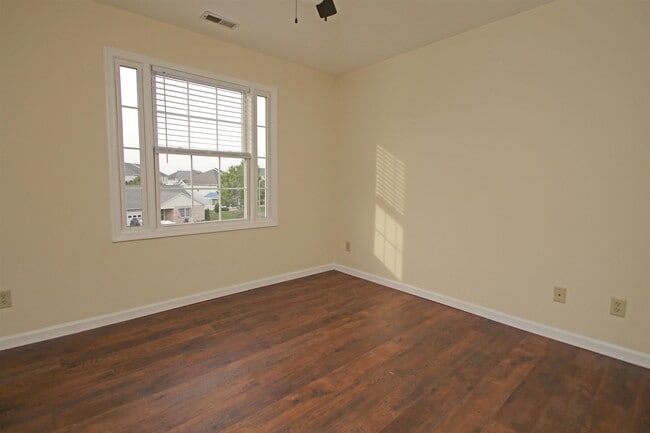 Building Photo - 1345 Goldfinch Dr