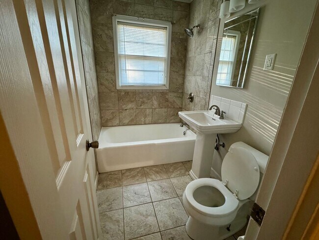 Building Photo - 3 Bedroom Home in Saks!