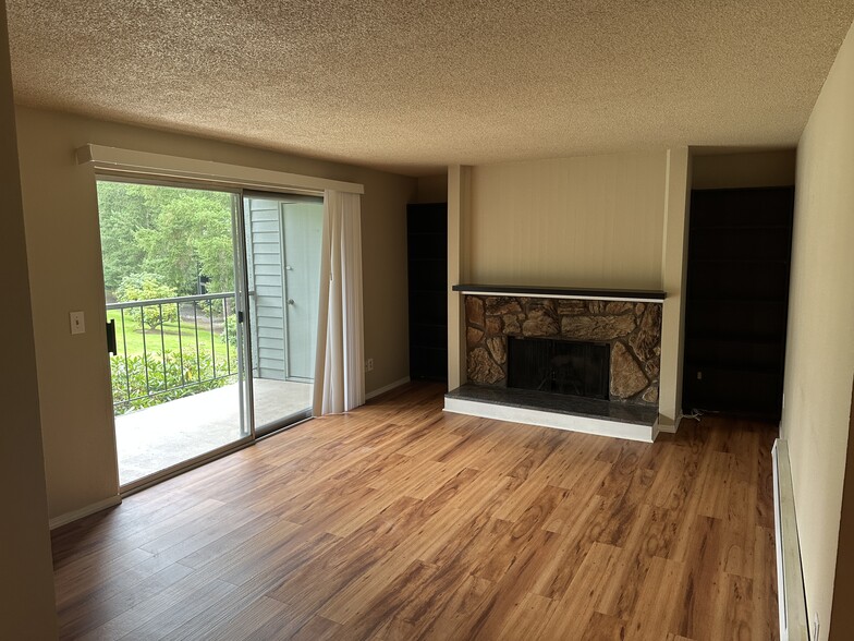 Building Photo - 4641 W Lake Sammamish Pky SE