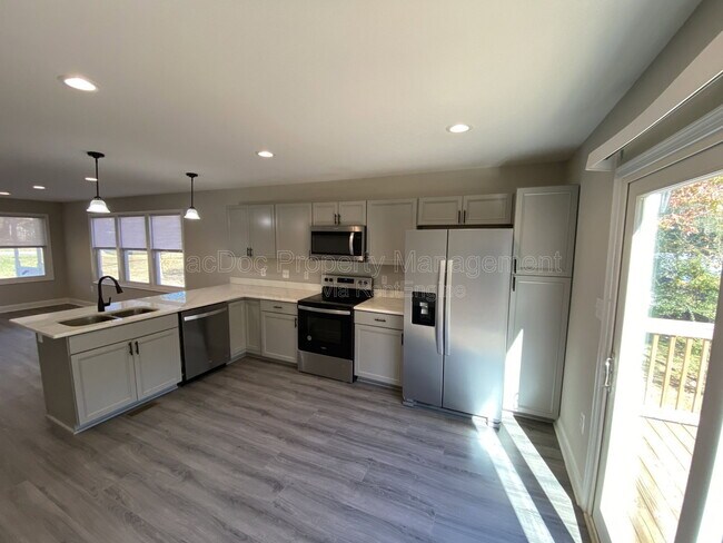 Building Photo - 77 Lakeview Dr