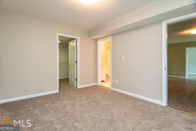 Building Photo - 225 Heritage Lake Dr