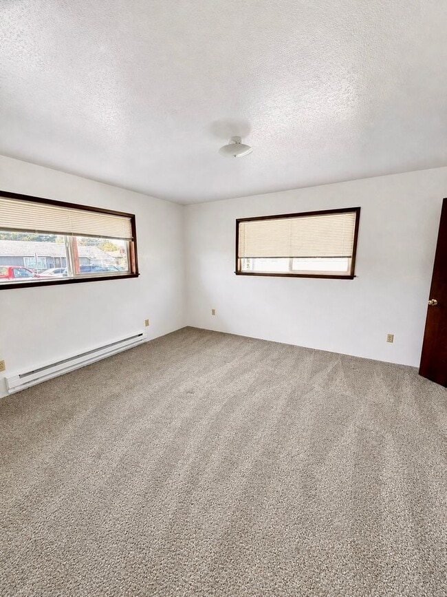 Building Photo - Large 3 Bed 1.5 Bath with large Garage Located in Cosmopolis