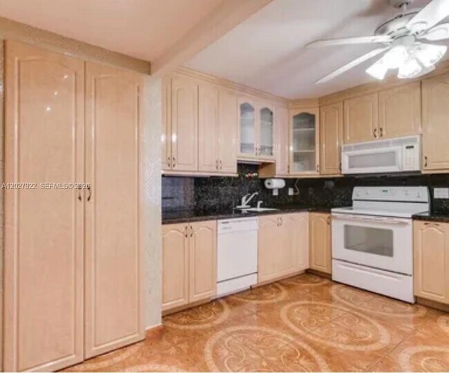 Building Photo - 2500 Parkview Dr