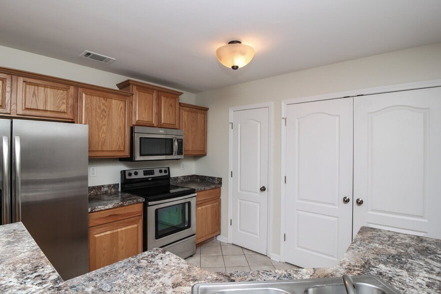 Building Photo - 6795 White Walnut Way