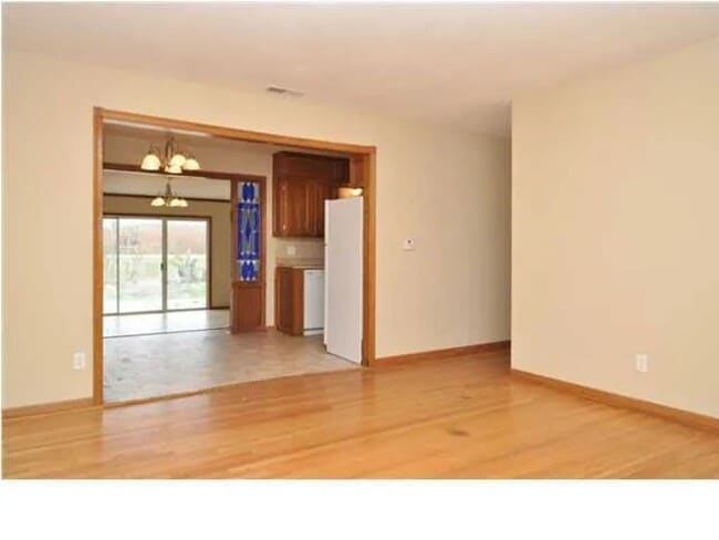 Building Photo - Lovely 3 Bed, 1 Bath!