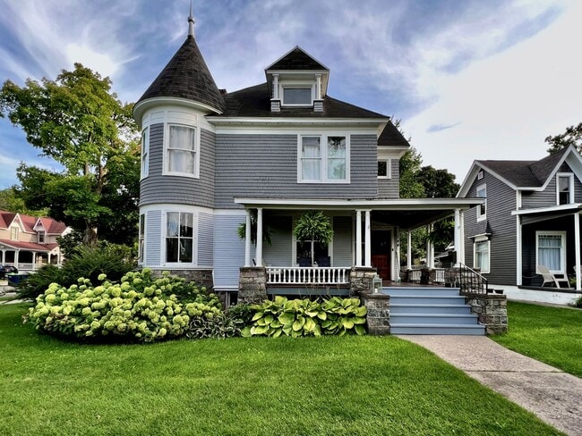Primary Photo - Victorian Gem in the Heart of Downtown – F...