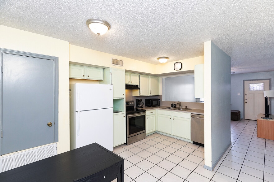 Building Photo - 15622 Cruiser St