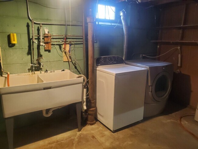 Building Photo - 3 Bedroom Single Family Ranch Home