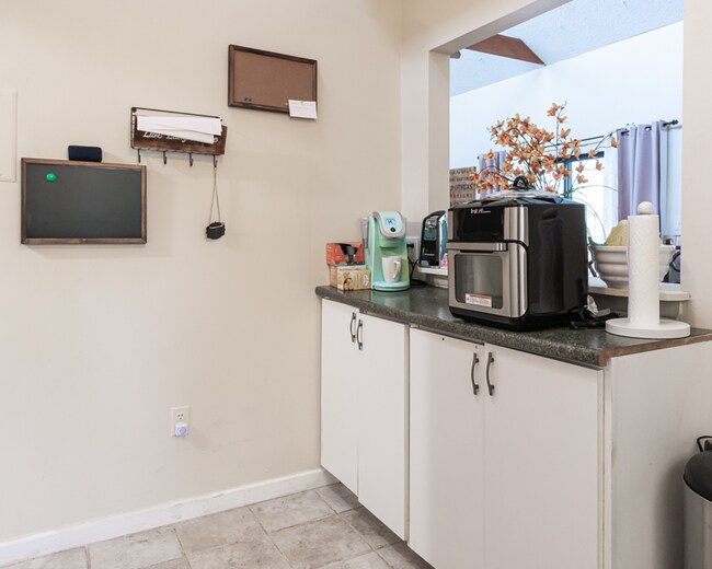 Building Photo - 10 Longstream Ct