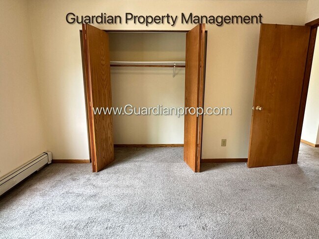 Building Photo - Longfellow Top Floor Apartment, Blocks Fro...