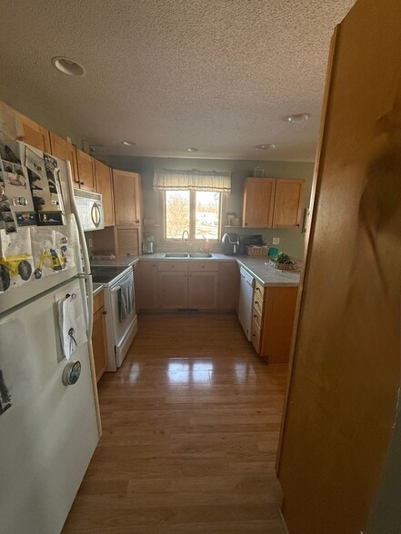 Building Photo - 413 Lilac Ln