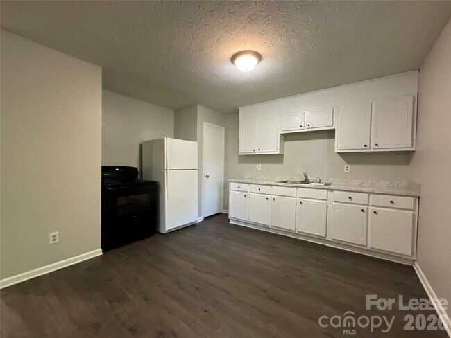 Building Photo - 304 Palm St