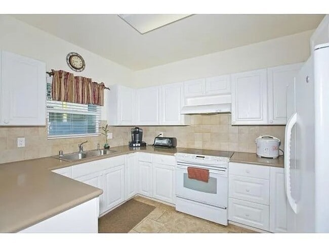 Building Photo - A stunning two-story house boasts three spacious bedrooms and 2.5 bathrooms