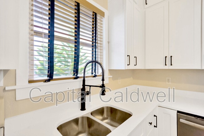 Building Photo - 911 S Rome Ave