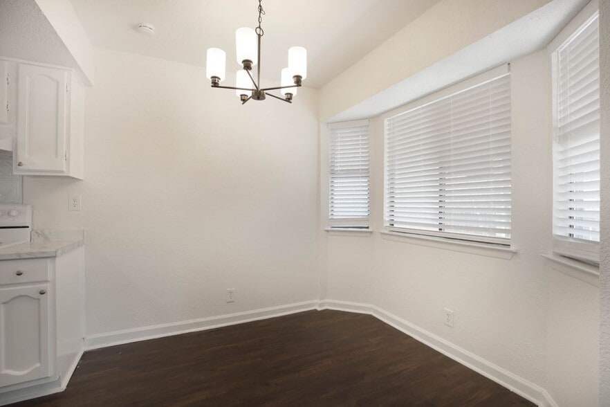 Building Photo - 7506 Lincoln Village Dr