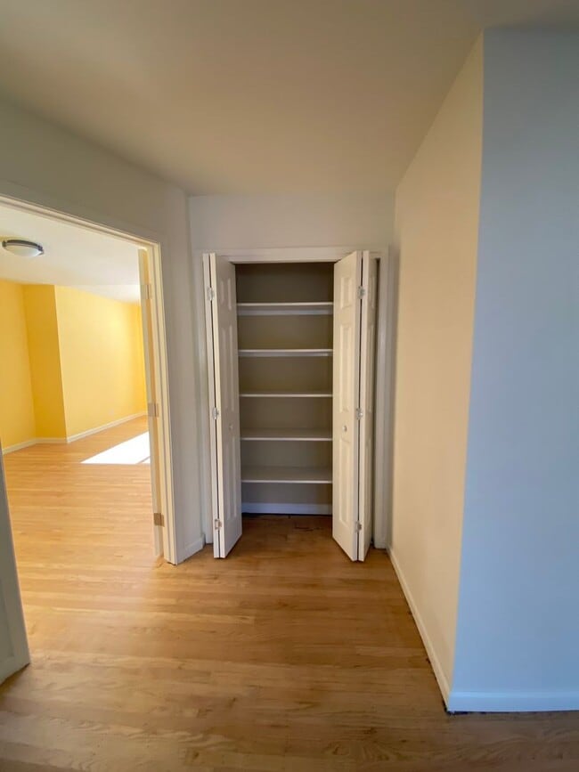 Building Photo - Bright & Cheery 2 Bedroom Home