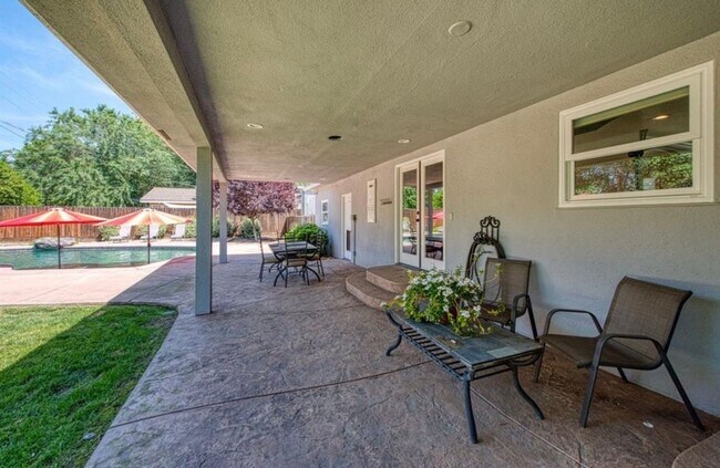 Building Photo - SE Visalia Spacious home coming soon!