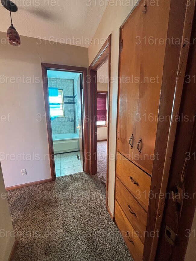 Building Photo - $1,100 - 3 bedroom 1 bathroom - Single Family Home