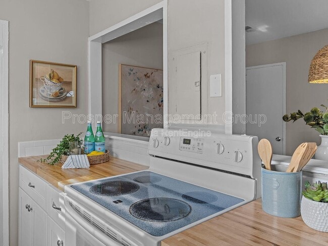 Building Photo - 1214 Hawthorne Cir