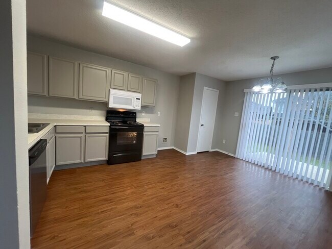 Building Photo - This beautiful Corner lot home ! 4 bedroom 2 bath in Mansfield ISD