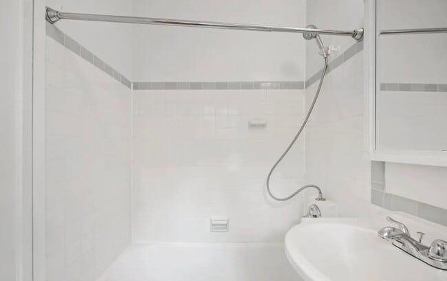 Building Photo - Charming Tree-Top Condo in Historic Parkfa...
