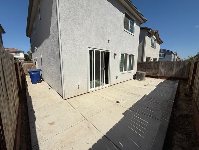 Building Photo - Two story home located in Sylvan School District!