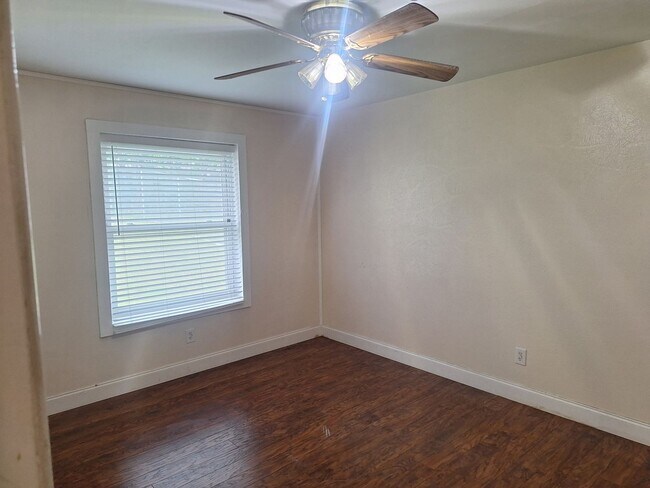 Building Photo - 3BR/2BA Home with Private Yard in Crowley