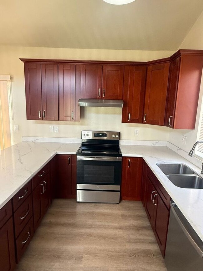 Building Photo - 3 bedroom 2 bath home in San Leandro Washi...