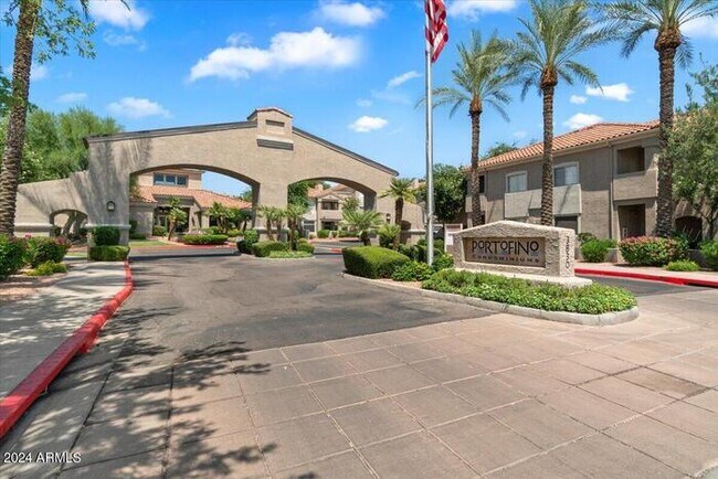 Building Photo - Stunning and spacious Portofino condo at Lakewood.