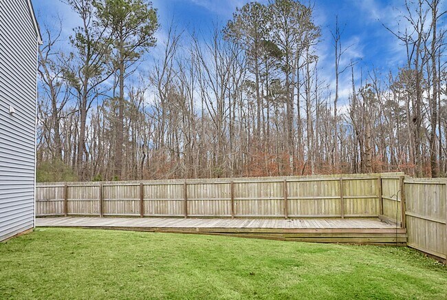 Building Photo - 3 bedrooms, 2.5 bathrooms  2-car garage in...