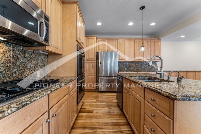 Building Photo - Gorgeous Home with Central AC and Washer/Dryer