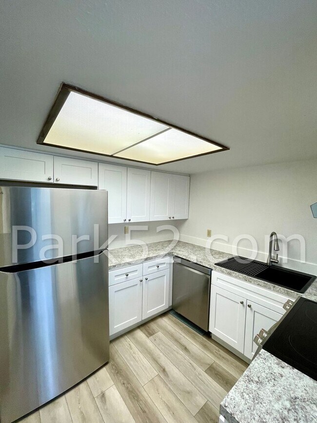 Building Photo - Remodeled 2 Bedroom Townhome!