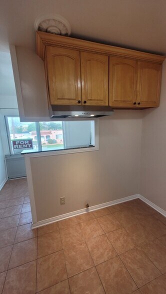 Building Photo - 506 E Kelso St