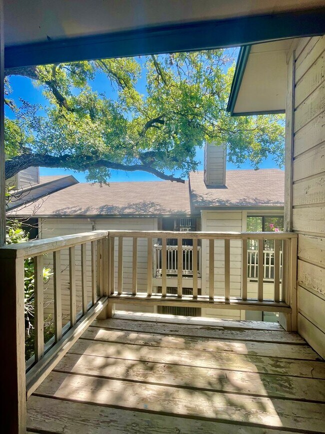 Building Photo - Gorgeous Condo, 2 Bedrooms/2 Balconies/2 Bathrooms - WALK TO CAMPUS! - Reduced Deposit