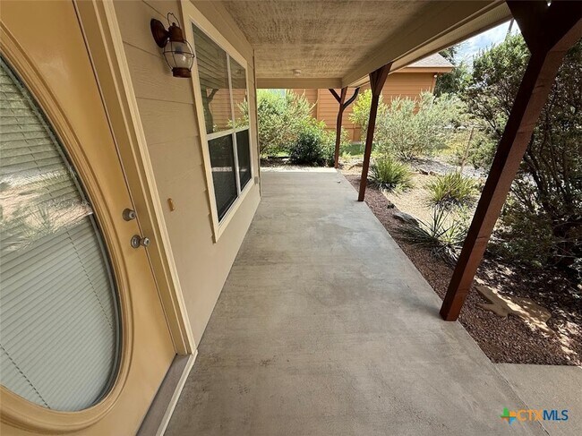 Building Photo - 1608 Lakeview Dr