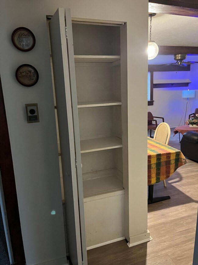 Building Photo - 233 S 4th St