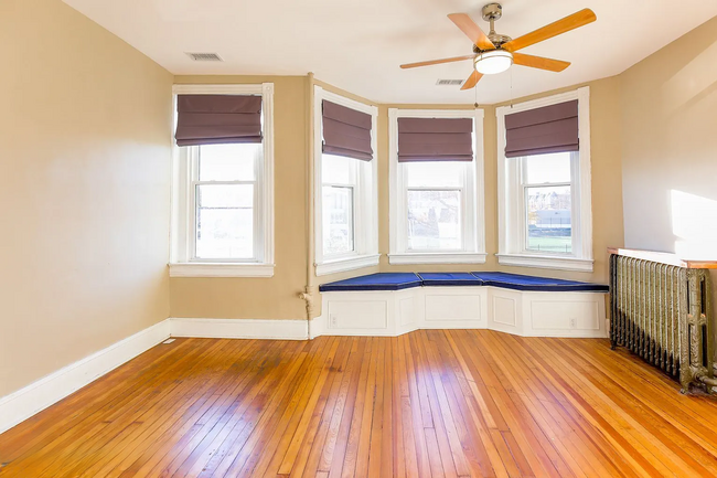 Building Photo - Fully Renovated 3 BR/1.5 BA Apartment in C...