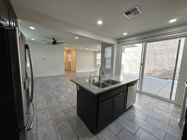 Building Photo - Beautiful 4 Bedroom, 3 Bath Mountain House Home