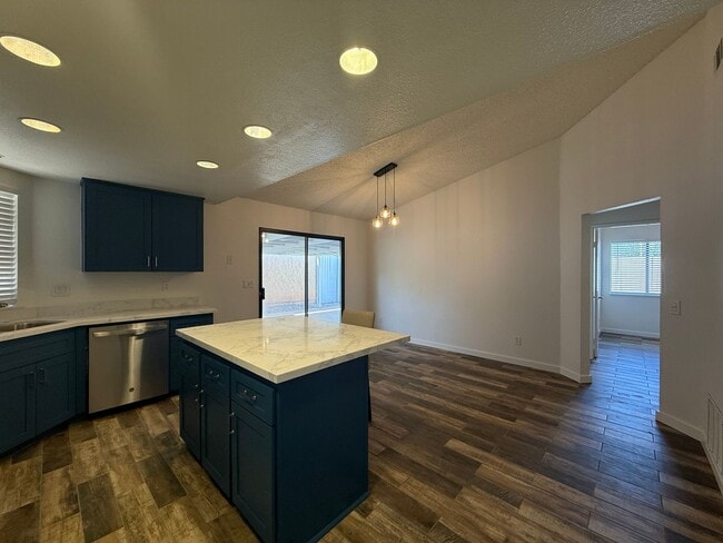 Building Photo - Palmdale 3 + 2 Available Now!