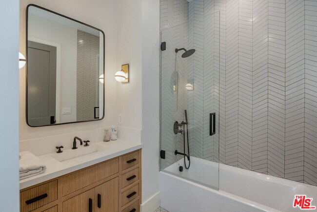 Building Photo - 521 N Formosa Ave