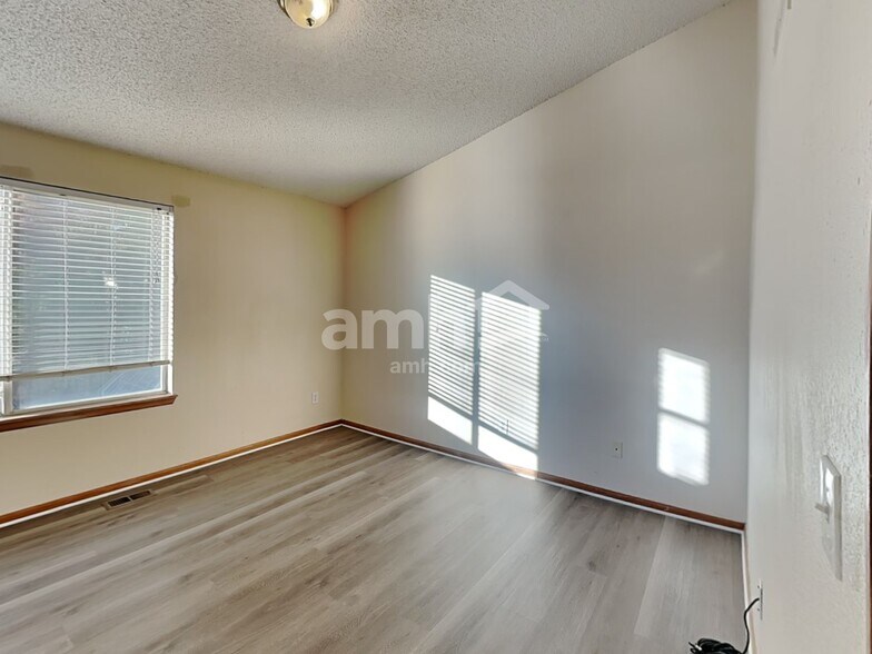 Building Photo - 8952 Cloverleaf Cir