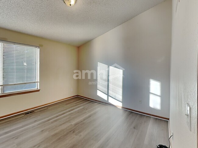 Building Photo - 8952 Cloverleaf Cir