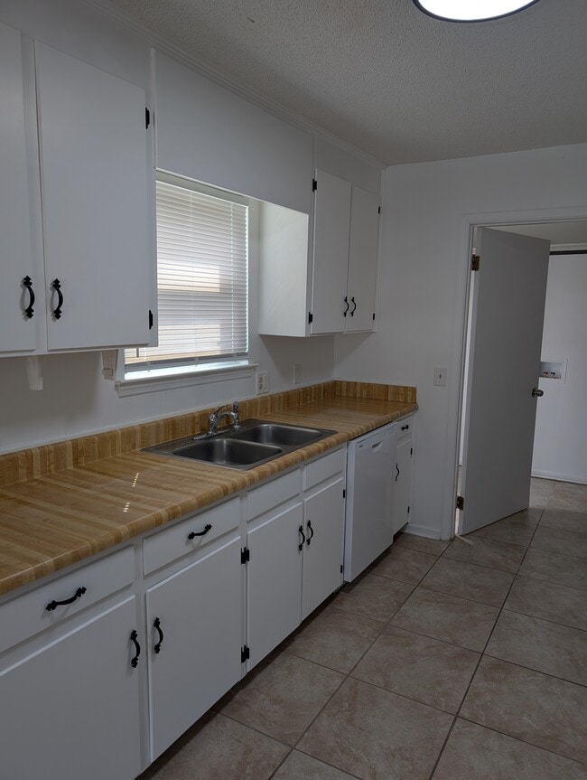 Building Photo - 542 S Woodburn Dr