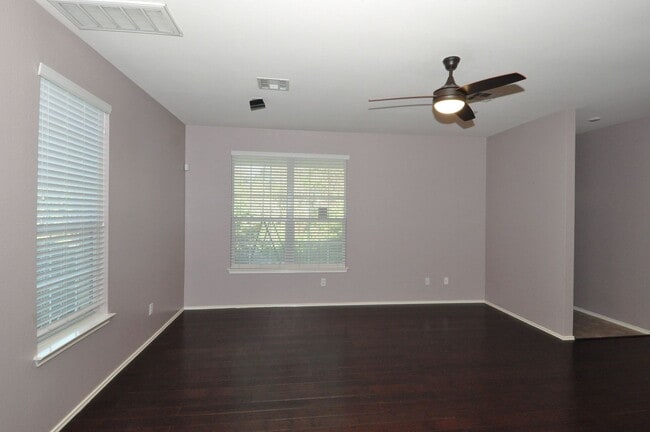 Building Photo - All appliances included! Gated lock and leave condo community in North Austin