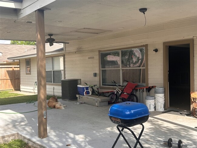 Building Photo - 7811 Fall Glen Dr