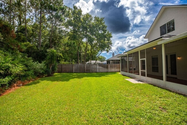 Building Photo - Stunning home in desirable neighborhood